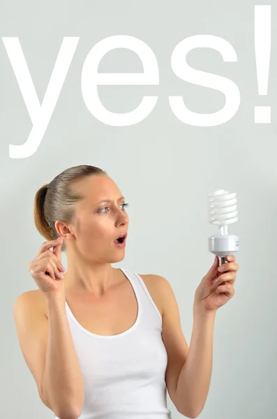Krásná mladá žena mít dobrý nápad s tím žárovky — Stock fotografie