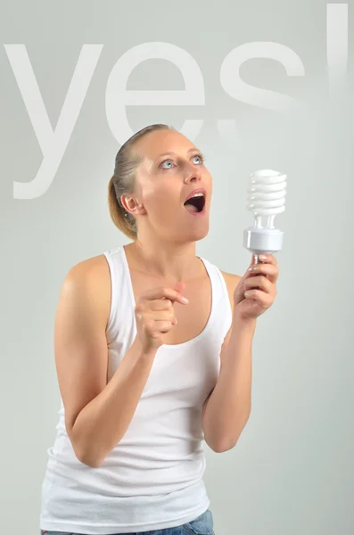 Bella giovane donna che ha un'idea con in mano una lampadina — Foto Stock