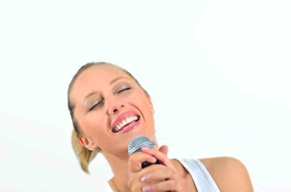 Sexig vacker ung kvinna som sjunger med en mikrofon — Stockfoto
