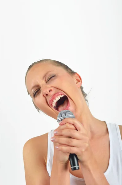 Σέξι όμορφη νεαρή γυναίκα που τραγουδούν με το μικρόφωνο — Φωτογραφία Αρχείου