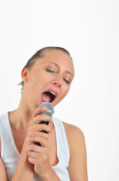 Sexy belle jeune femme chantant avec un microphone — Photo