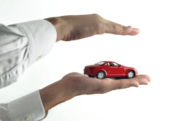Man die een speelgoedauto op zijn hand — Stockfoto