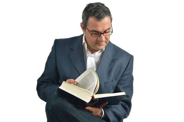 椅子に座って本を読んでのビジネスマン。白で隔離されます。 — ストック写真