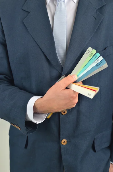 Empresário segurando livro guia de cores isolado no backgroun branco — Fotografia de Stock