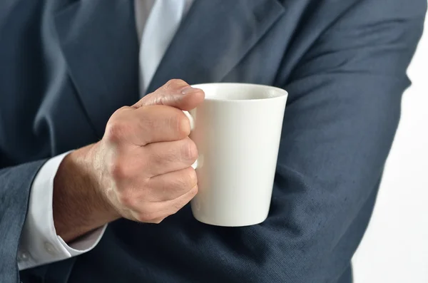 Geschäftsmann hält eine Tasse Tee isoliert auf weiß — Stockfoto