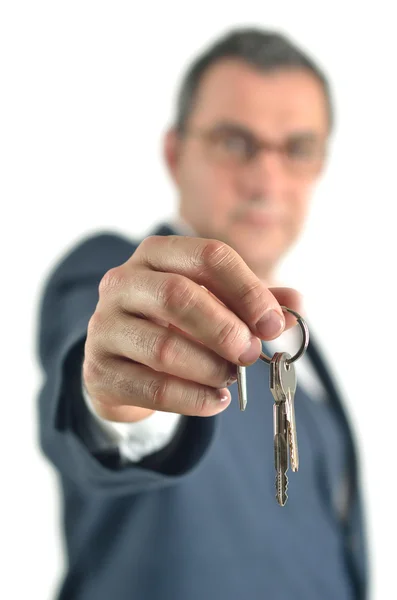 Jonge en knappe zakenman houden van sleutels — Stockfoto