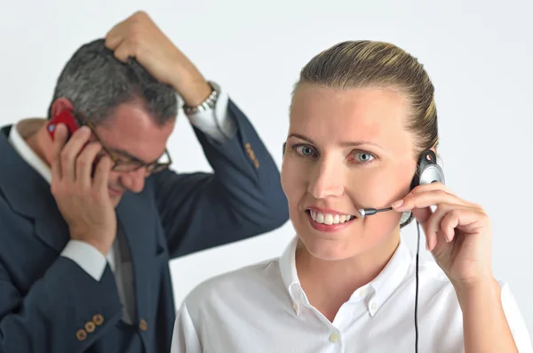 Γυναίκα όμορφη επιχείρηση με ακουστικό και μιλάμε για μια businessm — Φωτογραφία Αρχείου