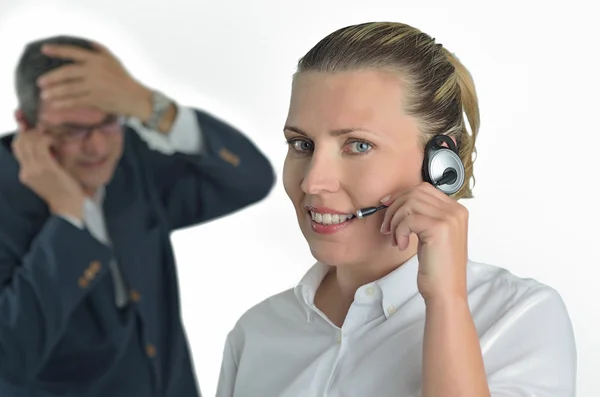 Vacker affärskvinna med headset och prata med en businessm — Stockfoto