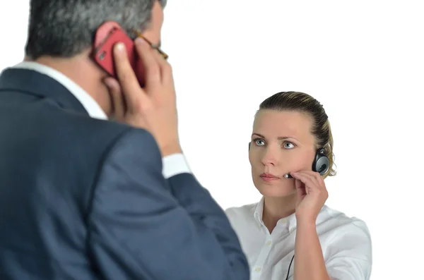 Mulher de negócios bonita com fone de ouvido e conversando com um empresário — Fotografia de Stock