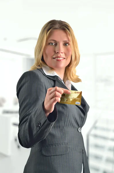 Atrakcyjny biznes dama posiadania karty kredytowej — Zdjęcie stockowe