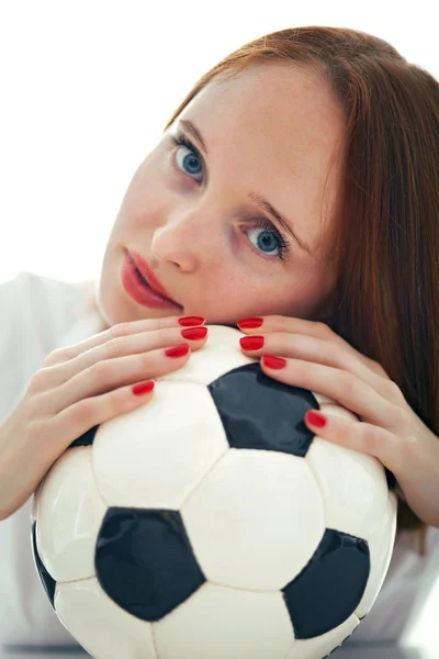 Aantrekkelijke blonde meisje houden een voetbal geïsoleerd — Stockfoto