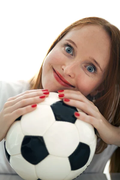 Attraktive blonde Mädchen hält einen Fußball isoliert — Stockfoto