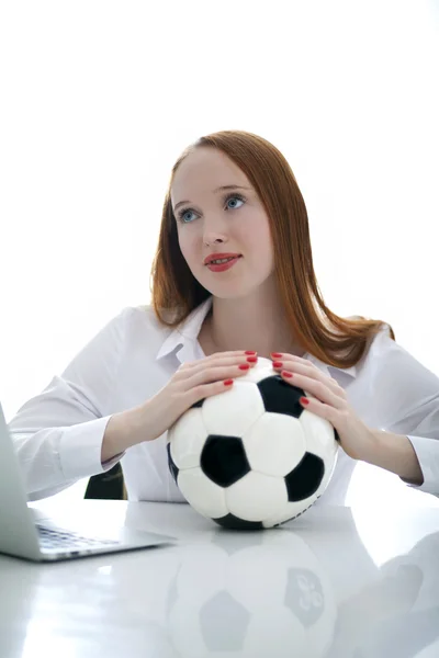 Attraente dai capelli lunghi in possesso di un pallone da calcio — Foto Stock