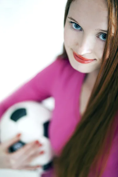 サッカー ボール分離された魅力的な長い髪の持株 — ストック写真