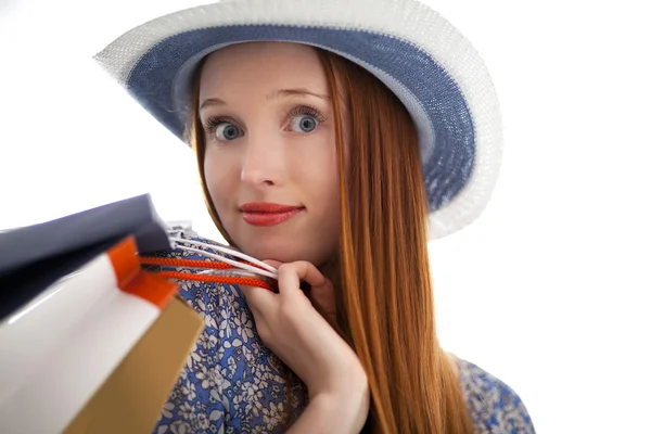 Langharige vrouwtje houden papieren-zakken en draag een hoed — Stockfoto