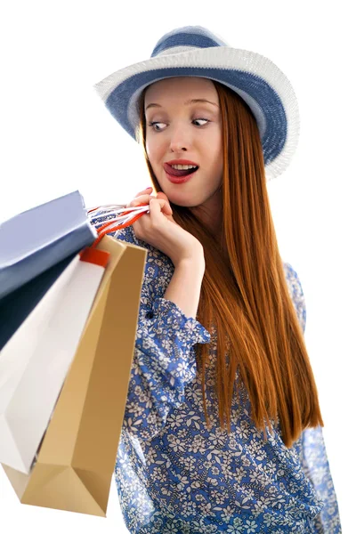 Mujer de pelo largo sosteniendo bolsas de papel y usar un sombrero —  Fotos de Stock