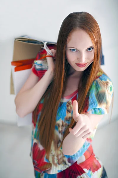 Joven hermosa hembra sosteniendo bolsas de papel con compras — Foto de Stock
