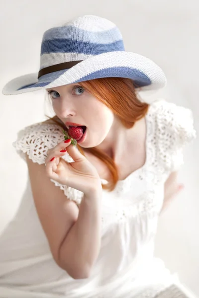 잘 익은 딸기를 먹는 젊은 아름 다운 긴 머리 여자 — 스톡 사진