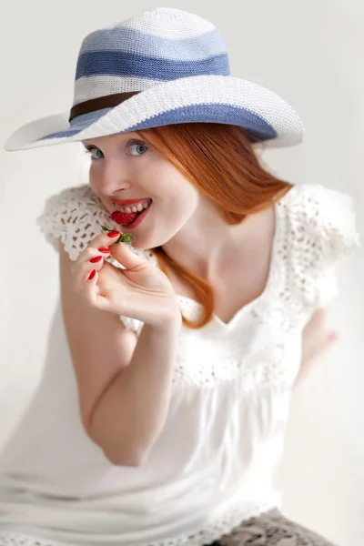Jovem bela mulher de cabelos longos comendo morango maduro e smi — Fotografia de Stock