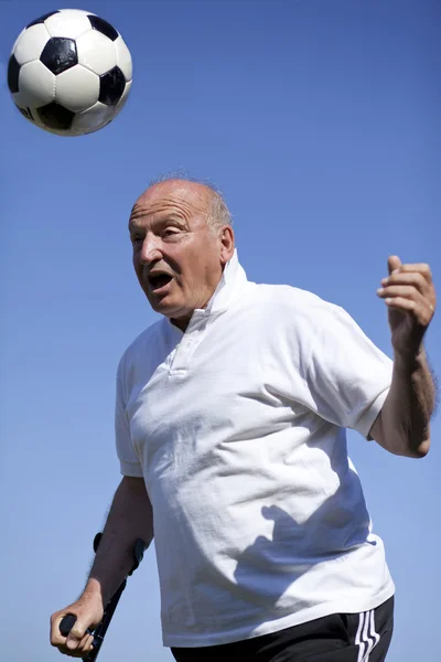 Starszy piłkarz z laską na czele skórzany — Zdjęcie stockowe