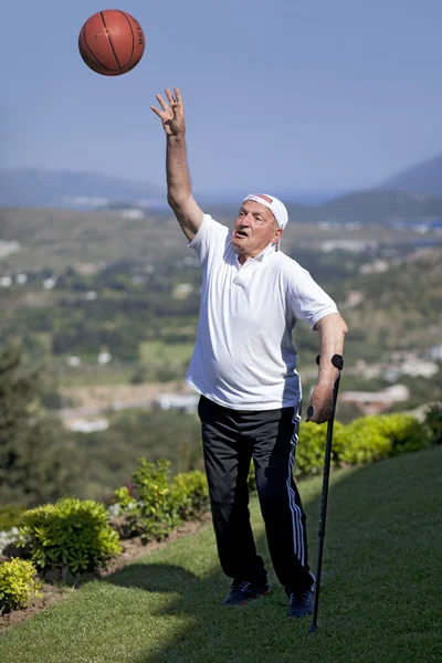 bir basketbol oynarken baston ile üst basketbolcu