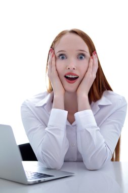 heyecanlı bir iş kadını ile üzerine beyaz izole netbook bilgisayar
