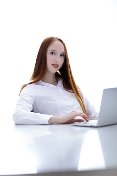 Netbook bilgisayar kullanan ve bizi arayan genç iş kadını — Stok fotoğraf
