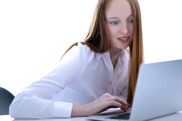 ラップトップ コンピューターの画面を探している若いビジネス女性 — ストック写真