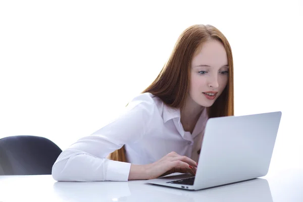Молодая деловая женщина ищет нетбук экран компьютера — стоковое фото