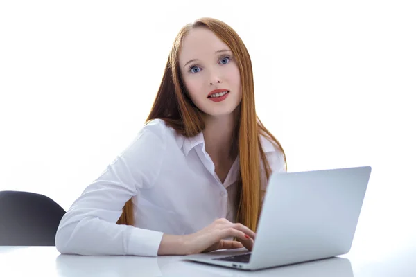 Young business woman using a laptop computer on the table — Stock Photo, Image