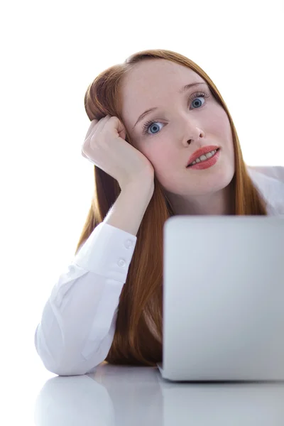 Jovem mulher de negócios usando um computador portátil na mesa — Fotografia de Stock