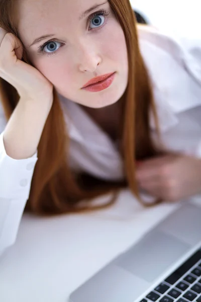 Giovane donna d'affari che utilizza un computer portatile sul tavolo — Foto Stock