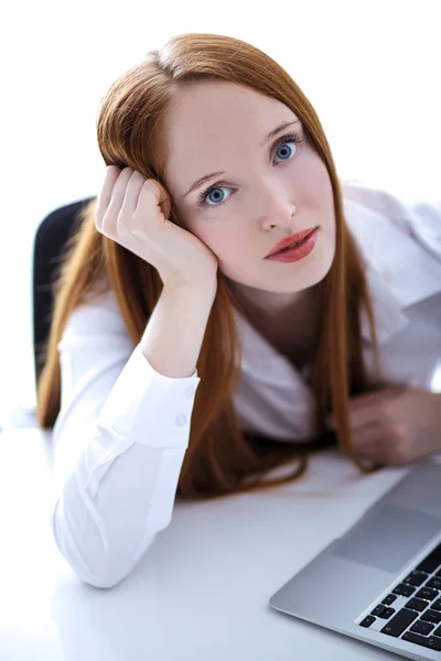 Masada dizüstü bilgisayar kullanan genç iş kadını — Stok fotoğraf