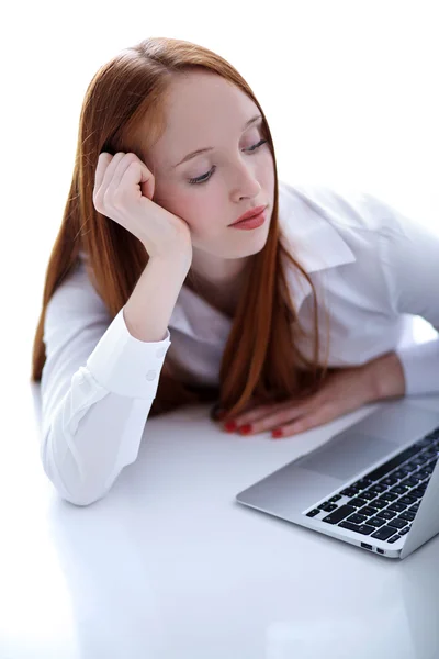 Ung affärskvinna som använder en bärbar dator på bordet — Φωτογραφία Αρχείου