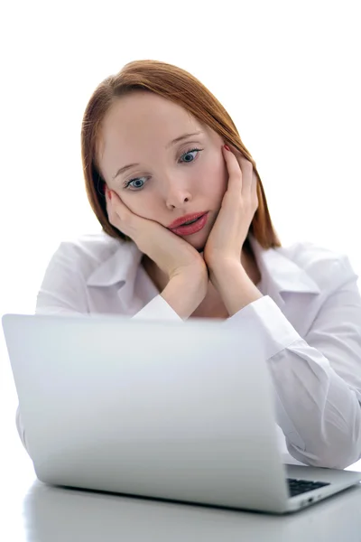 Jovem mulher de negócios usando um computador portátil na mesa — Fotografia de Stock