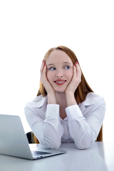 Захватывающая деловая женщина с нетбуком компьютера изолированы на белом — стоковое фото