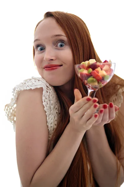 Atraente bela mulher de cabelos longos segurando um copo de frutas de vidro — Fotografia de Stock