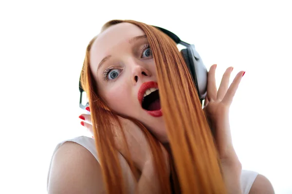 Μακριά μαλλιά κόκκινο επικεφαλής κορίτσι με ακουστικά, ακούγοντας μουσική — Φωτογραφία Αρχείου