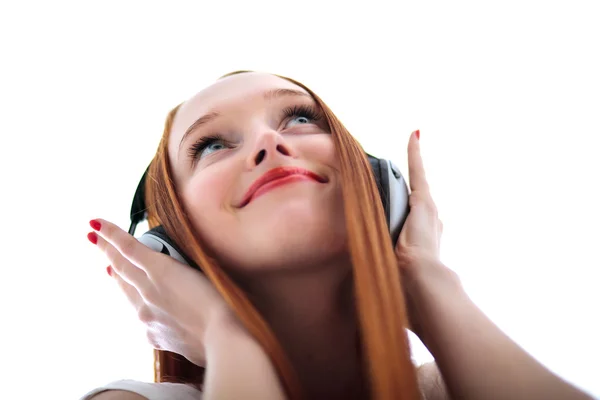 Молодая красивая женщина с наушниками, слушающая музыку — стоковое фото