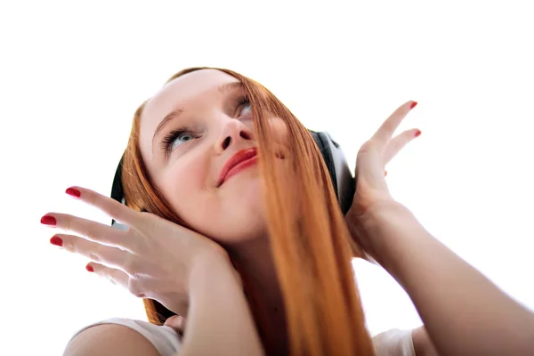 Chica hermosa de pelo largo con auriculares escuchando música —  Fotos de Stock