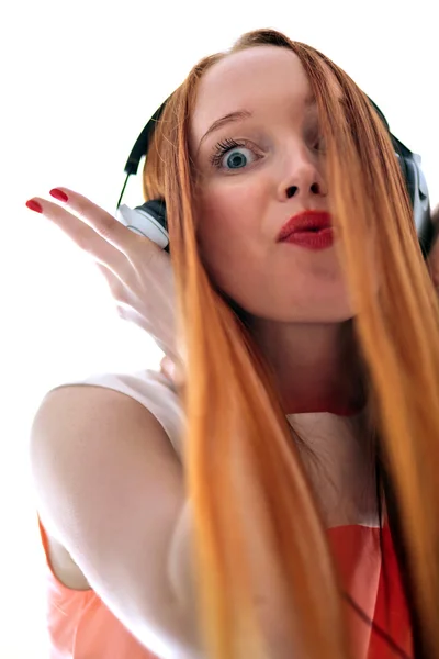 Chica pelirroja de pelo largo con auriculares escuchando música —  Fotos de Stock