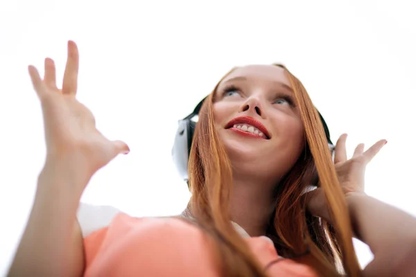 Chica hermosa de pelo largo con auriculares escuchando música — Foto de Stock
