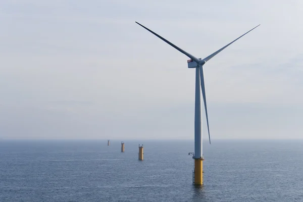 Морская ветряная турбина — стоковое фото