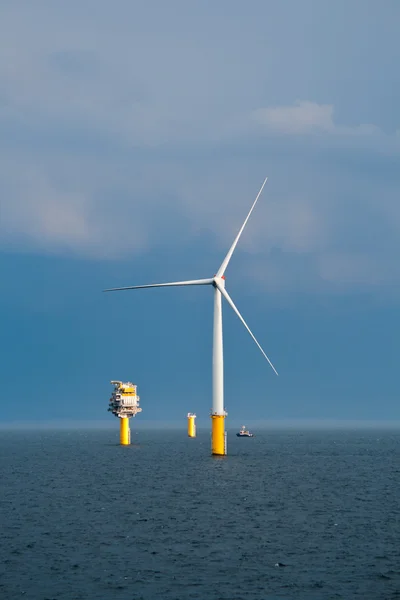 Offshore windturbine Rechtenvrije Stockfoto's