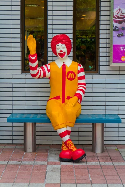 Ronald McDonald seduto sulla sedia Foto Stock