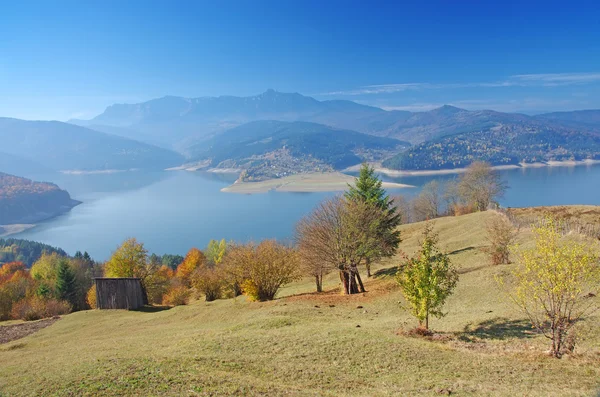 Озеро и горы осенью — стоковое фото