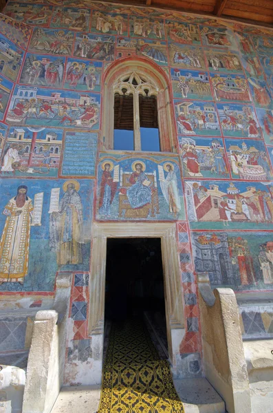 塗られた教会の入口 — ストック写真