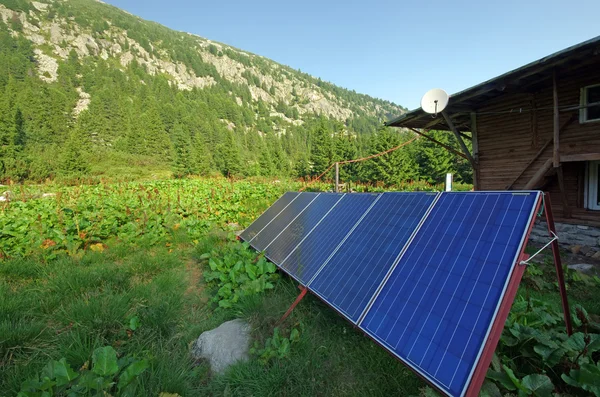 山の上の太陽電池パネル — ストック写真