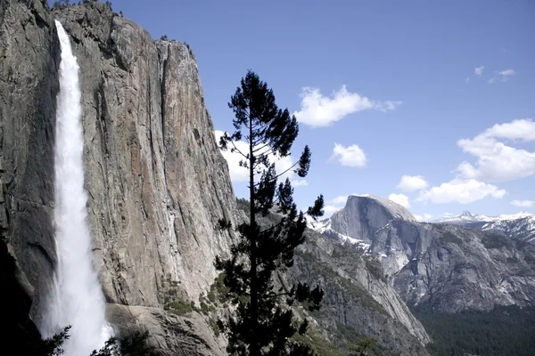 Yosemitský vodopád a polovina dome. Stock Obrázky