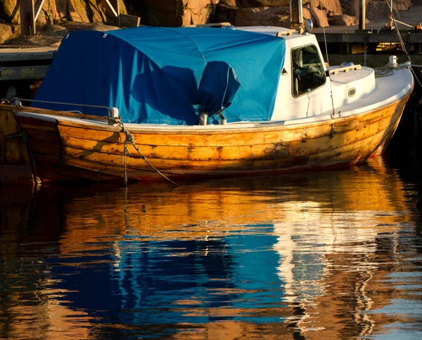 Barco de pesca colorido —  Fotos de Stock